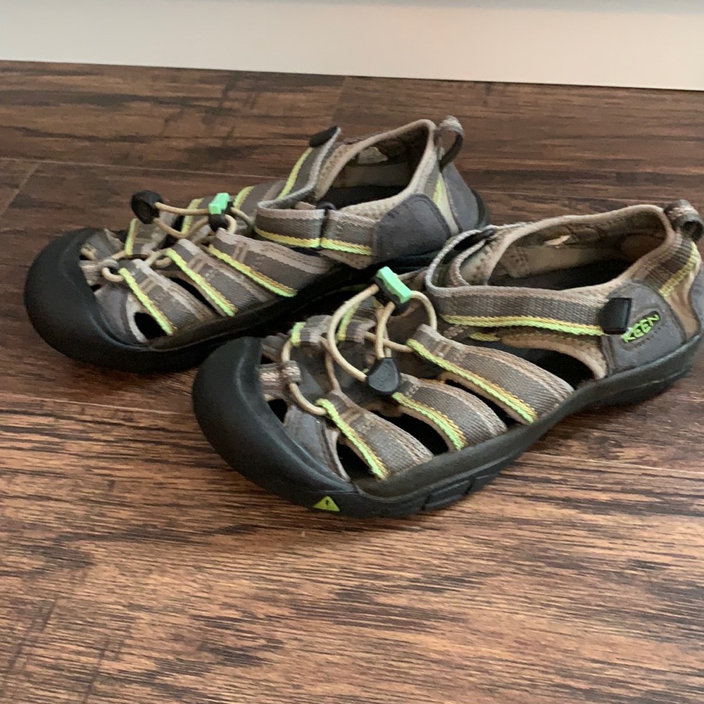 KEEN size 3
